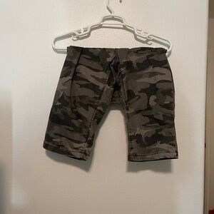 Natural Reflections Camo Capri